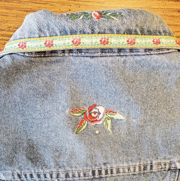 1990s Bill Blass Denim Vest with Colorful Embroidery - Picture 4 of 9